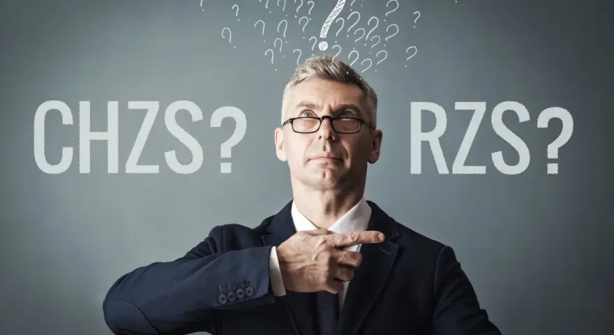 Mężczyzna w garniturze zastanawia się nad objawami zapalenia stawów: CHZS czy RZS?