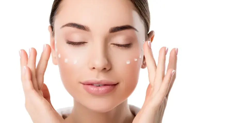 Frau trägt Creme auf, die Frage nach der richtigen retinol welche konzentration ist wichtig für die Hautpflege.