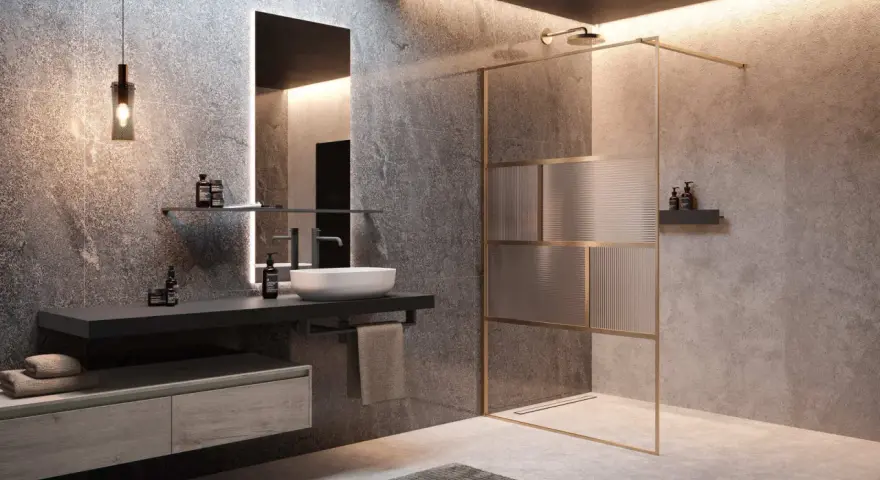 Salle de bain moderne avec douche à l'italienne. Lavabo suspendu, miroir éclairé et paroi de douche en verre strié.