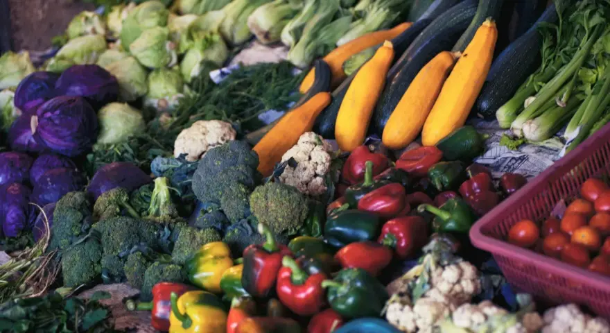 Un étalage coloré de légumes frais : brocolis, poivrons, courgettes, choux, tomates. Un festin pour la santé, plein d'anti inflammatoire naturel.