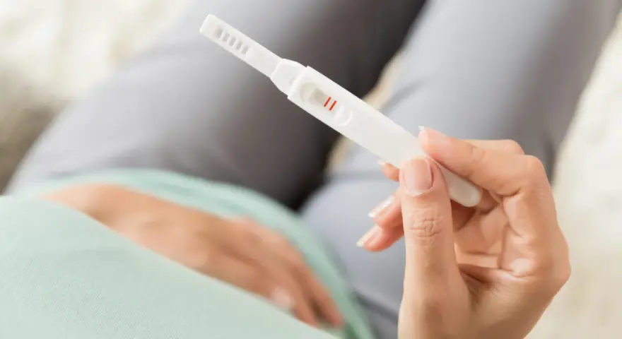 Dwie kreski na teście ciążowym. Kiedy zrobić test ciążowy? To pytanie zadaje sobie wiele kobiet.
