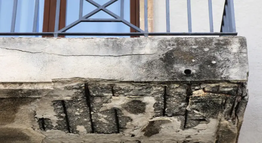 Beton bröckelt, Bewehrung rostet. Dieser Balkon braucht dringend eine Sanierung, um wieder sicher zu werden.