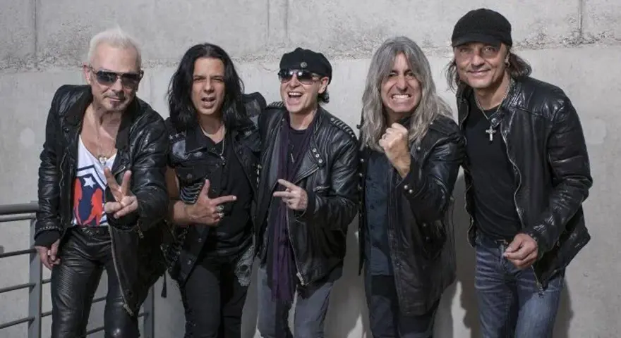 Les membres de Scorpions posent ensemble, vêtus de cuir, prêts à enflammer la scène.