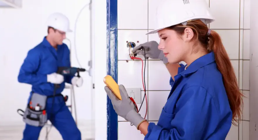 Samodzielna praca elektryka: Kiedy możesz, a kiedy musisz mieć asekurację?