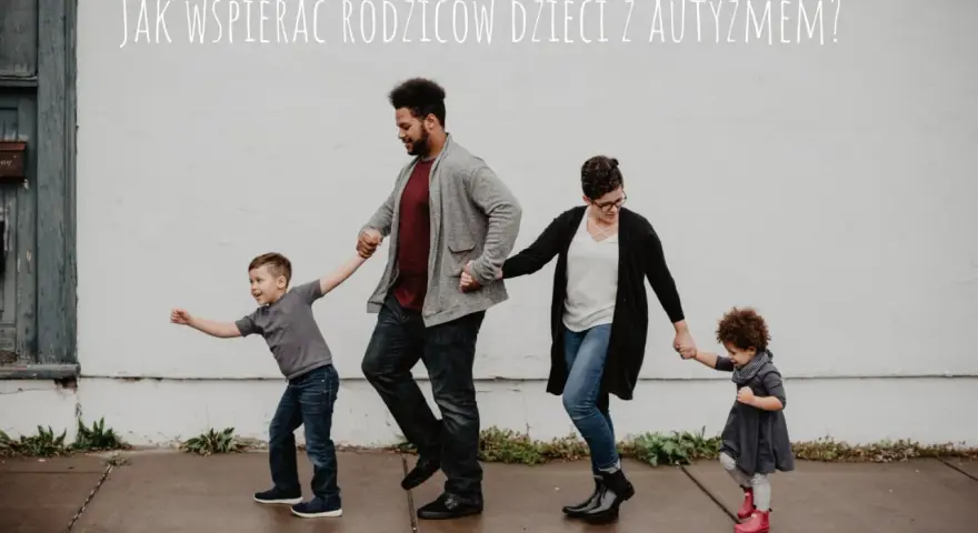 Rodzina idzie chodnikiem, trzymając się za ręce. Tekst na ścianie: "Jak wspierać rodziców dzieci z autyzmem?".