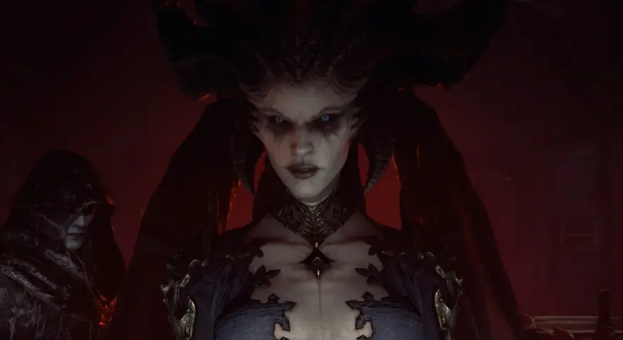 Lilith, la Madre del Engaño en Diablo 4, mira fijamente con sus ojos azules, rodeada de una atmósfera sombría y un seguidor encapuchado.