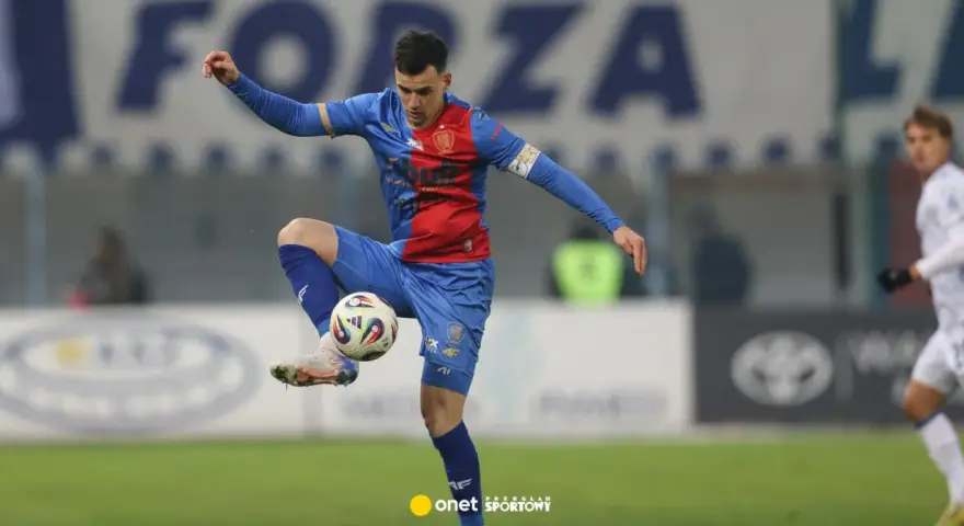 Piłkarz Piasta Gliwice w akcji, kontroluje piłkę nogą. Mecz Piast Gliwice – Wisła Płock.