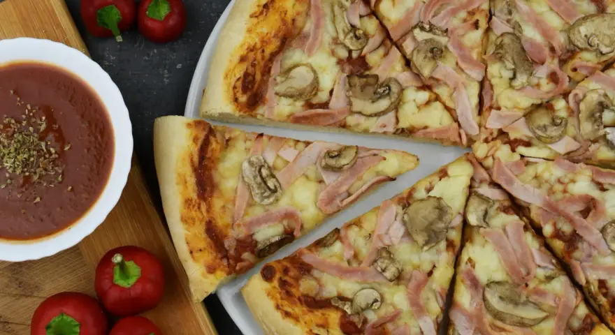 Pizza Capricciosa: Skład, historia i sekrety "kapryśnej" królowej