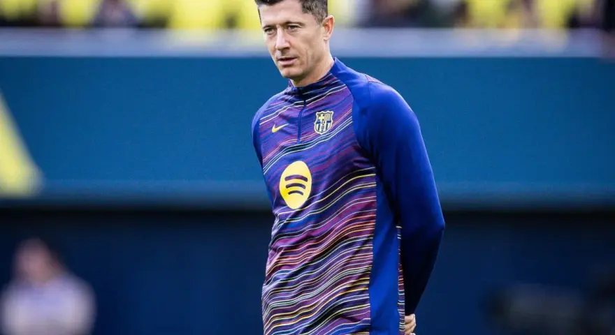 Robert Lewandowski w stroju treningowym FC Barcelona, symbolizujący udane barcelona transfery.