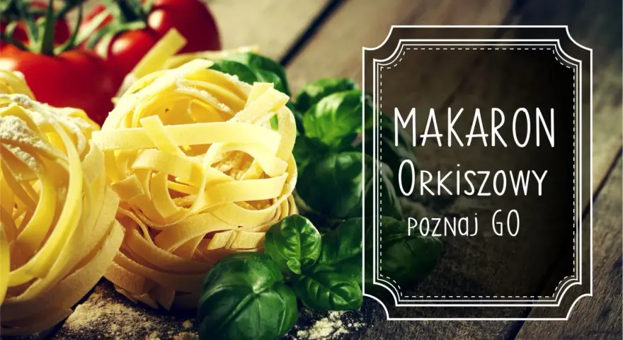 Makaron orkiszowy, świeża bazylia i pomidory na drewnianym blacie. Pyszna inspiracja!