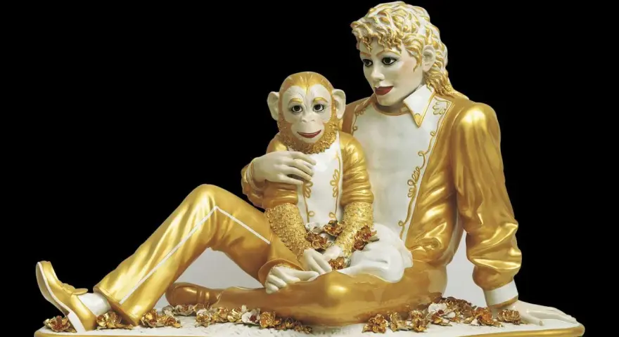 Jeff Koons-konstverk: en gyllene skulptur av Michael Jackson med sin apa Bubbles, omgivna av blommor.