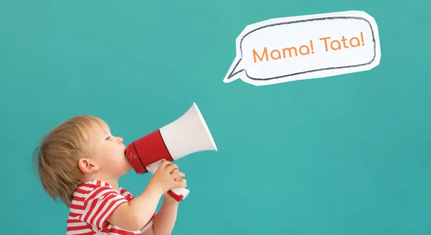Mały chłopiec w czerwono-białe paski trzyma megafon i woła "Mama! Tata!".