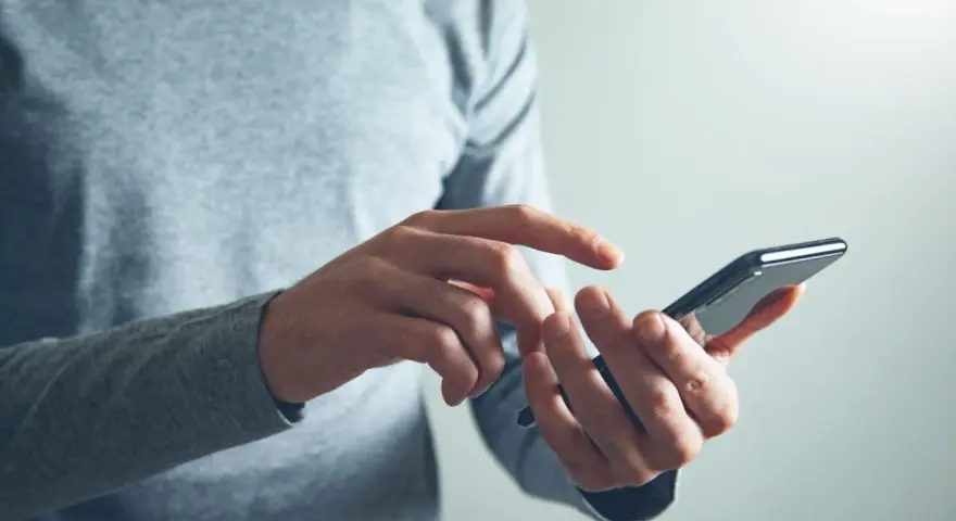 Sprawdzam, ile trwa przeniesienie numeru do Play, korzystając z telefonu.