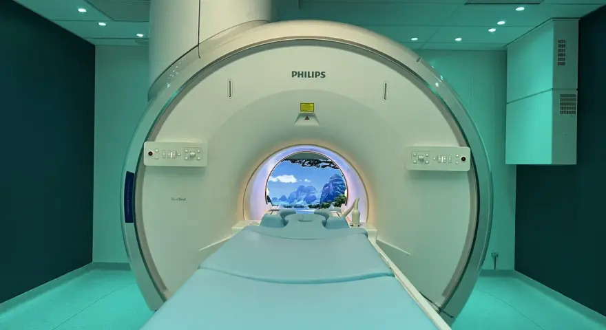 Nowoczesny aparat do rezonansu magnetycznego Philips. Wnętrze tunelu ozdobione jest widokiem górskiego krajobrazu, co ma umilić pacjentowi badanie mr.