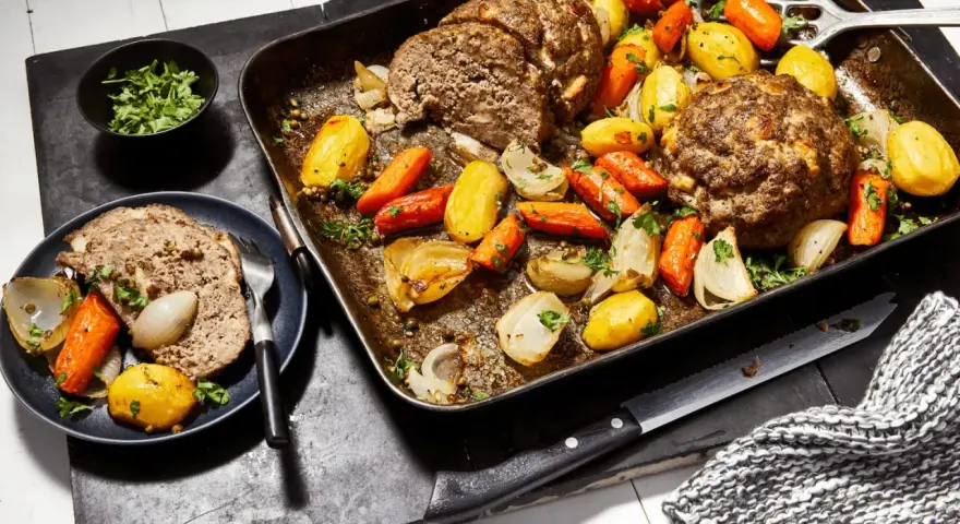Hackbraten mit Kartoffeln und Karotten aus dem Ofen. Wie lange braucht ein Hackbraten 500g im Ofen? Ca. 45-60 Min.