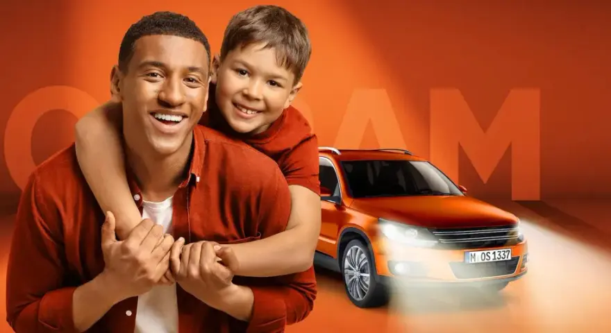 Glad pappa och son ler, med en orange bil och texten "led h4" i bakgrunden.