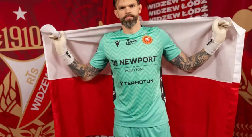 Bramkarz w zielonym stroju z polską flagą. Nowe widzew transfery w Łodzi.