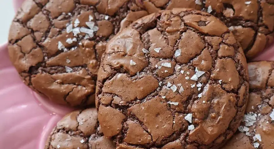 Mörka, spröda brownie cookies med flingsalt. Perfekta för fikat!