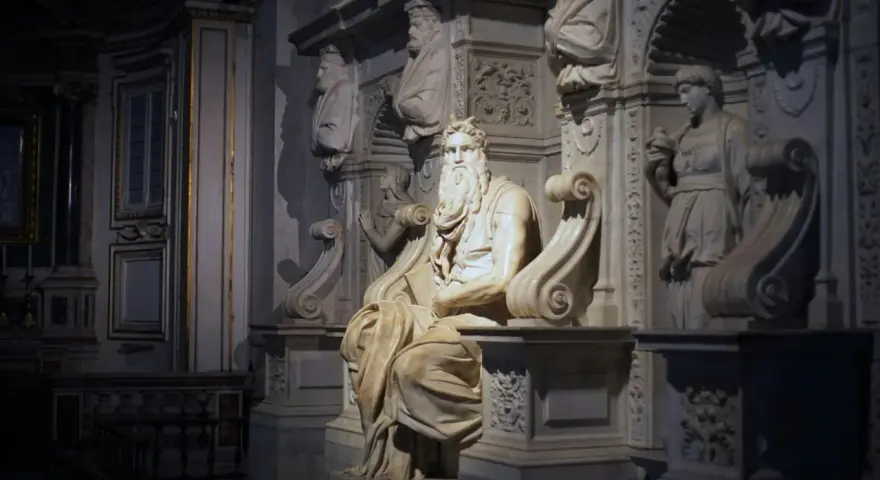 Majestatyczny Mojżesz, jedna z najbardziej znanych rzeźb Michała Anioła, siedzi w otoczeniu innych marmurowych dzieł.