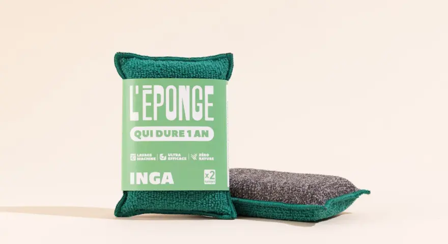 Deux éponges de nettoyage, une emballée avec un tissu grattant pour éponge, l'autre prête à l'emploi.