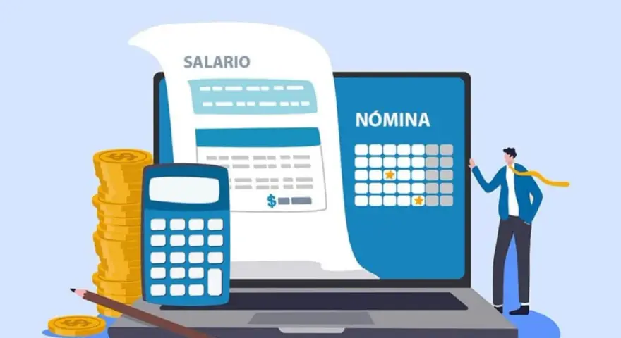 Un hombre revisa su nómina en una laptop, con monedas, calculadora y lápiz. Las dietas cotizan a la seguridad social.