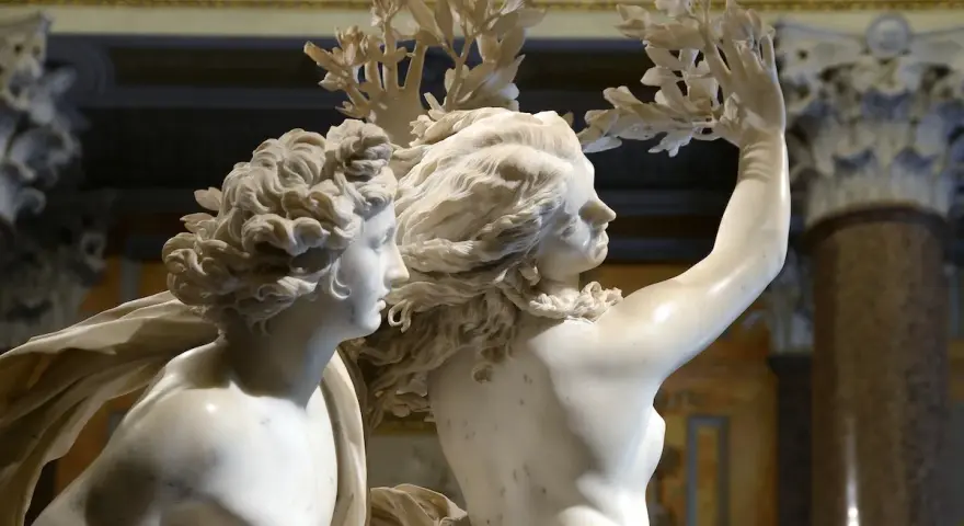 Apollon et Daphné, chef-d'œuvre de Bernin, capture le moment où la nymphe se métamorphose en laurier pour échapper au dieu.