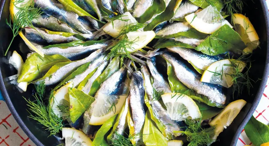 Sardine in padella con limone, alloro e finocchietto, pronte per essere gustate.