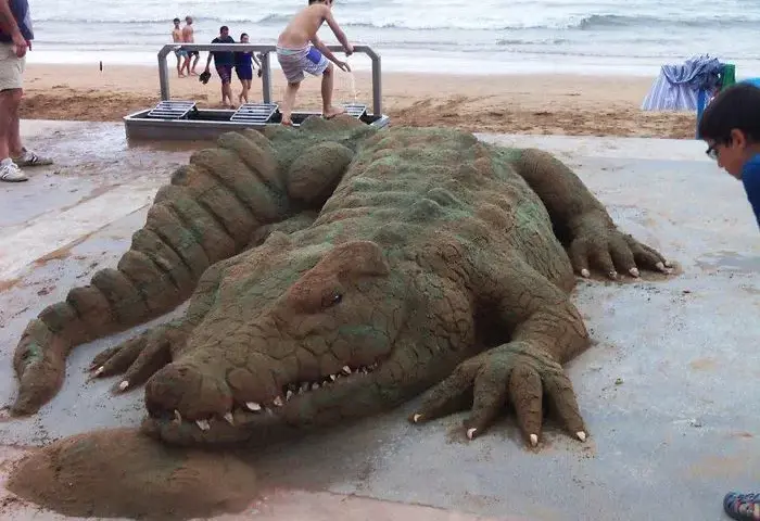 Niezwykłe rzeźby z piasku na plaży, które zachwycają turystów