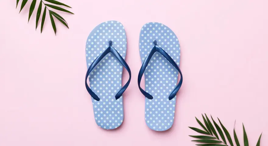 Letnie klapki damskie firmowe w kropki, idealne na plażę.