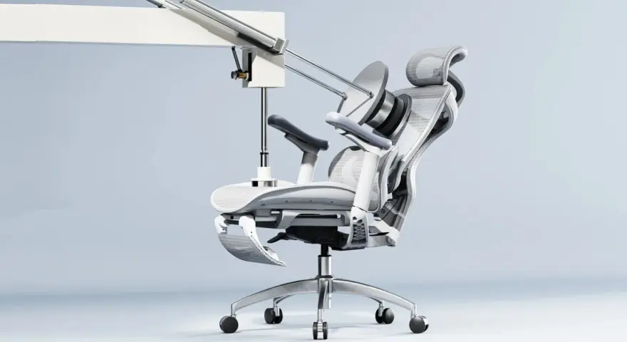 Fauteuil ergonomique médecine du travail, au design futuriste, avec repose-pieds déployé et appui-tête réglable.