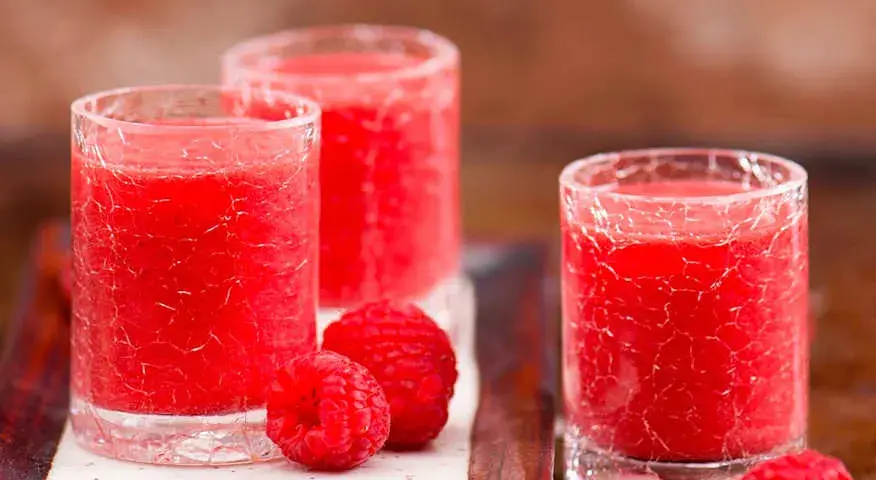 Jak zrobić drink z sokiem malinowym? Proste przepisy Toli!