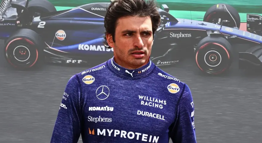Carlos Sainz Jr. con su mono azul de Williams Racing, listo para la carrera.