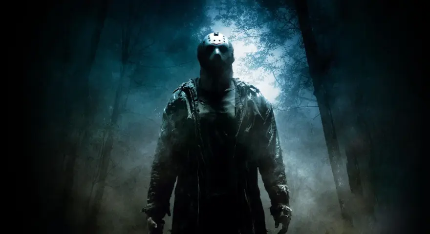Jason Voorhees, figura iconica dell'orrore, emerge da un bosco nebbioso. La sua storia vera è un incubo senza fine.