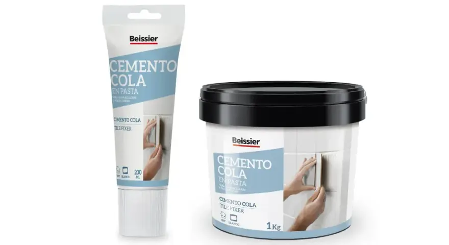 Dos envases de cemento cola en pasta Beissier, uno en tubo y otro en cubo, ideales para reparar agujeros y fijar azulejos.