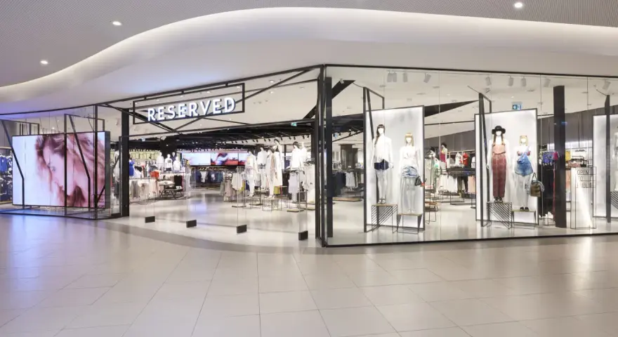 Sklep Reserved z manekinami w letnich stylizacjach. Warto sprawdzić, ile dni na zwrot, jeśli zakupy nie spełnią oczekiwań.