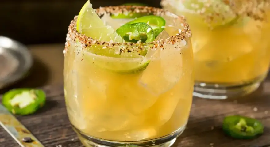 Ostra margarita z limonką i papryczką jalapeño, idealna na gorące dni. Prosty margarita przepis.
