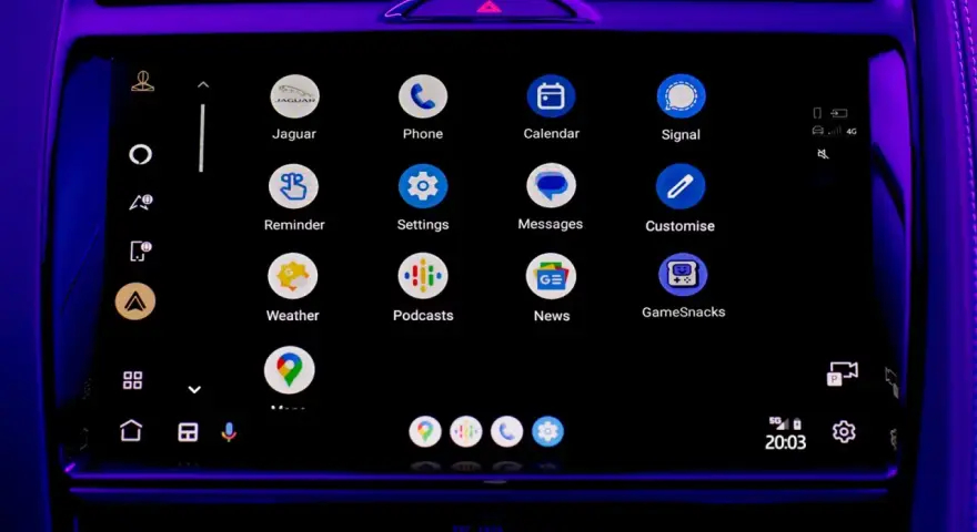 Ekran systemu Jaguar z ikonami: Jaguar, Telefon, Kalendarz, Sygnał, Przypomnienie, Ustawienia, Wiadomości, Dostosuj, Pogoda, Podcasty, Wiadomości, GameSnacks. Nawigacja jest niedostępna w tym systemie.