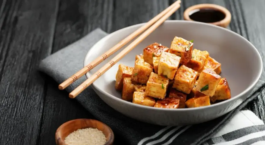 Chrupiące kostki tofu w sosie, pałeczki i sezam. Tak smakuje tofu!