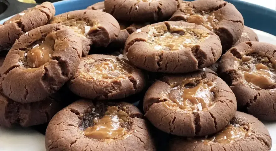 Chokladkakor med salt kolafyllning, perfekt för den som älskar att baka kakor.