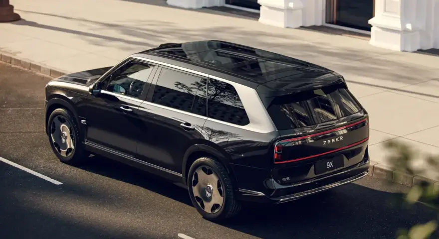 Elegancki czarny Zeekr 9X na ulicach Polski. Luksusowy SUV z panoramicznym dachem i nowoczesnym designem.