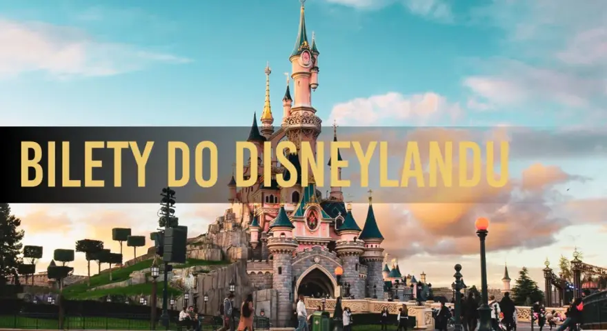 Zamek w Disneylandzie, ludzie spacerują, a nad nimi napis "Bilety do Disneylandu". Dowiedz się, ile kosztuje bilet do Disneylandu.