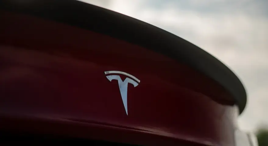 Tesla skąd pochodzi? Odkryj fascynującą historię marki i jej założycieli