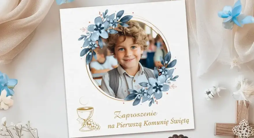 Zaproszenie na Pierwszą Komunię Świętą z uroczym chłopcem w ramce z niebieskich kwiatów. Idealna dedykacja na ten wyjątkowy dzień.