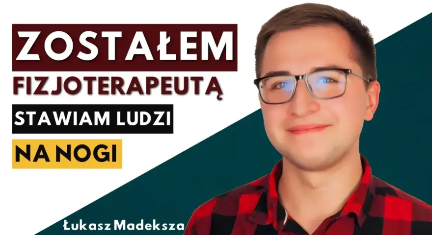 Młody mężczyzna w okularach, który ukończył fizjoterapię studia, z uśmiechem mówi: "Stawiam ludzi na nogi".