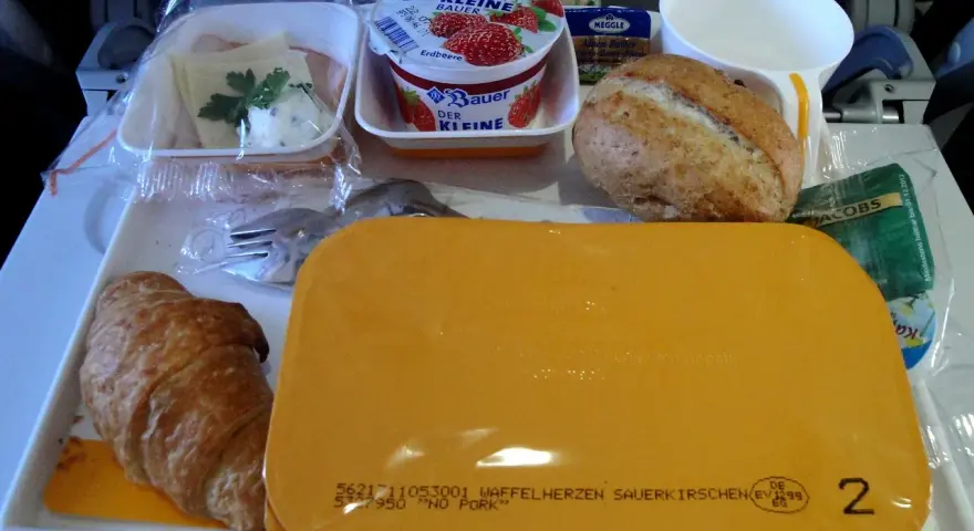 Jedzenie w bagażu podręcznym: uniknij problemów na lotnisku!