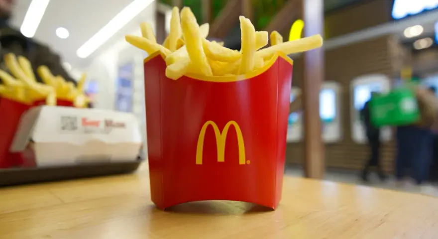 Ile kosztują duże frytki w McDonald's? Cennik i jak oszczędzać
