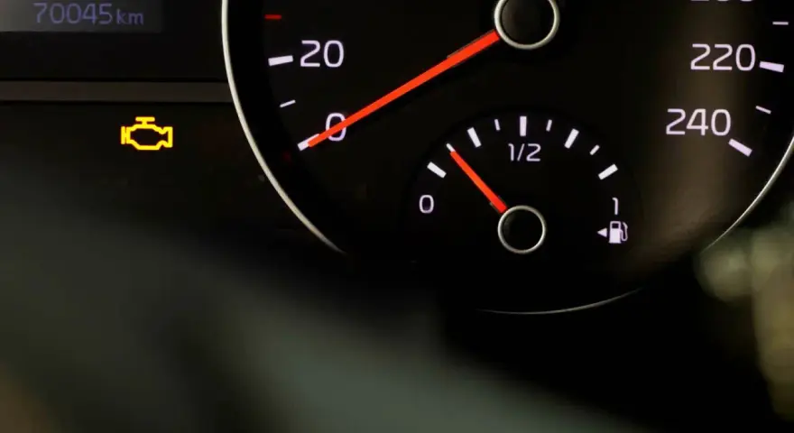 Das gelbe Symbol für die Motorkontrollleuchte leuchtet dauerhaft auf dem Armaturenbrett. Der Kilometerstand beträgt 70045 km.