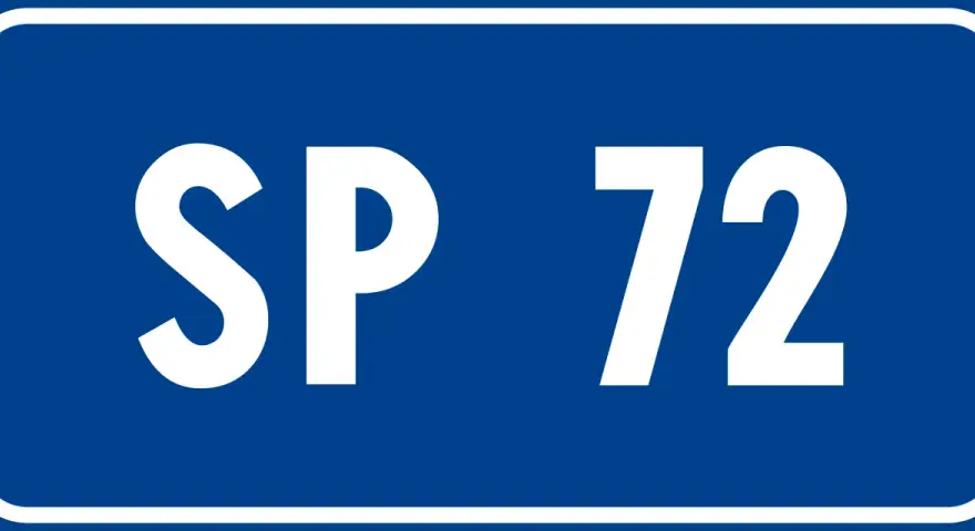 Segnale stradale blu con scritte bianche "SP 72". Questo è un riferimento a un articolo del codice della strada.