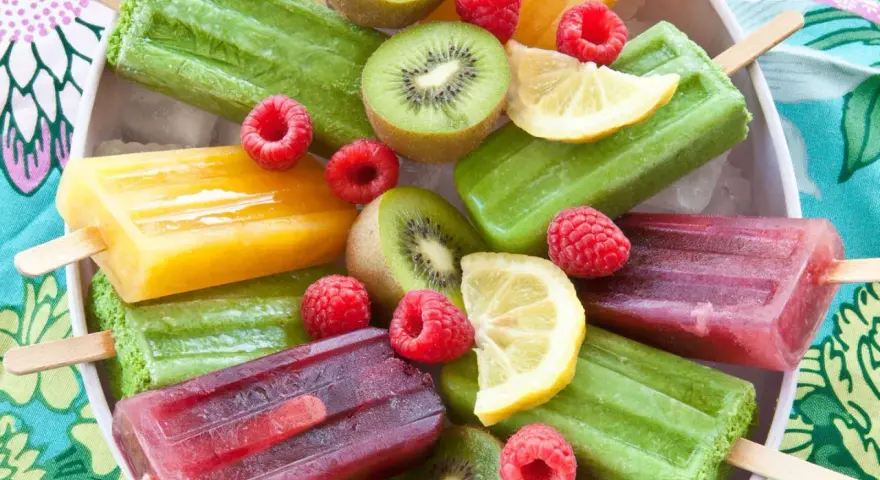 Bunte Fruchteis am Stiel, perfekt zum kinder eis selber machen. Mit Kiwi, Himbeeren und Zitrone.