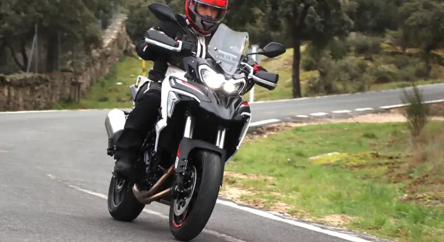 Motociclista prueba la Benelli TRK 702 X en carretera. Opiniones sobre su rendimiento y diseño.